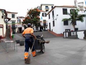 Det er bokstavelig talt mange koster som holder hjulene i gang på madeira. Svært mange gjør som denne mannen; koster gatene med sopelime. (foto: johnsteffensen. No)