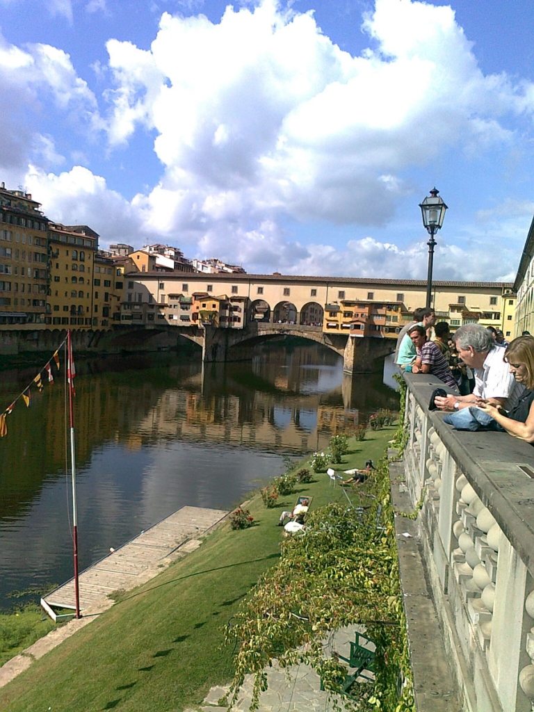 Ponte vecchio (gammel bro) eller gullsmedbroen som den blir kalt i dag pga. Alle gullsmedene som holder til her. Slik vi ser broen i dag - skriver seg fra 1345. Tidligere var det slaktere som holdt til her, og da var det bekvemt å bli kvitt avfallet rett ned i elven arno. Eneste bro i firenze som ikke ble ødelagt under andre verdenskrig. (foto: britt hilt caspersen)