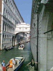 Sukkenes bro (ponte dei sosperi) fra 1597. Bro mellom dogepalasset og fengslet - det var her fangene trakk et siste sukk før de ble henrettet. (foto: britt hilt caspersen)