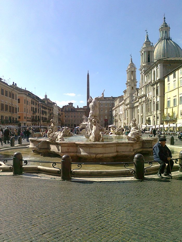 "Jeg setter kursen mot Piazza Navona; Romas storstue – hvor jeg skal ha min ettermiddagskaffe eller Cappocino og en Tartufo is (trøffel is). " (Foto: Britt Hilt Caspersen)