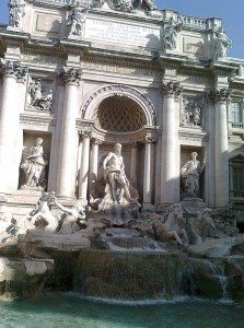 Trevi-fontenen er den mest kjente fontenen i roma. Den ble ferdig i 1762 etter tegninger av bernini. Her ser vi havguden neptun flankert av to tritoner. (foto: britt hilt caspersen)