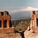 Fra feriebyen taormina. Det greske teateret med etna i bakgrunnen. (foto: britt hilt caspersen)