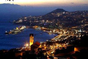 Funchal by night (tourisphoto)