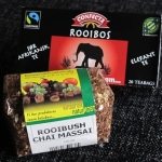 Rooibos-te i to varianter. Den nederste er med kanel, ingefær og kardemomme, men rooibos-te behøver ingen smakstilsetning. Den er god nok i ren tilstand (den øverste, i norge markedsført som elefant-te). Foto: johnsteffensen. No