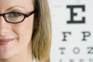 Bare noen få øyesykdommer gir smerte. Synsundersøkelser kan avdekke om noe er på gang på et tidlig stadium. Da kan det også være lettere å redde synet.
