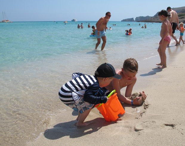 Cala mesquida har en av mallorcas beste sandstrender. Et eldorado for liten og stor. Her er noen av barnebarna våre i ivrig lek i strandkanten. Et minne for livet! (foto: johnsteffensen. No)