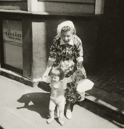 Forfatteren, john - vel 1 år gammel - foreviget sammen med sin mor i lille øvregaten. Foto: johnsteffensen. No