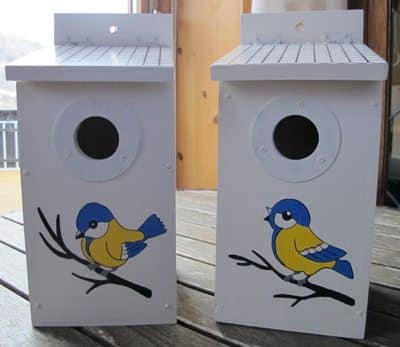 Slik ble fuglekassene som to av barnebarna laget, hhv. 4 og 8 år gamle. Bestefar tegnet fuglene... Foto: Johnsteffensen.no
