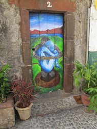 Omtrent hundre ytterdører er utsmykket av lokale kunstnere som har fått frie tøyeler til å gjøre rua santa maria til en helt spesiell opplevelse. Foto: john steffensen