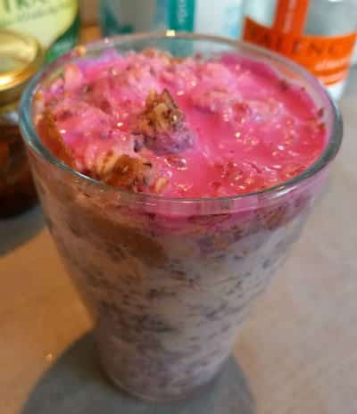 Kjøleskapsgrøt halichi med havregryn nøtter chia og linfrø biola frukt grørnt yoghurt melk foto johnsteffensen. No