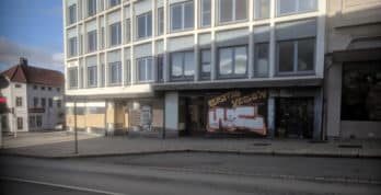 En skamplett for byen. Denne forholdsvis nye eiendommen på Nøstet har stått tom i mange år. www.johnsteffensen.no