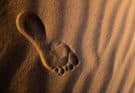 Footprint sand foto jeremy bishop. Unsplash