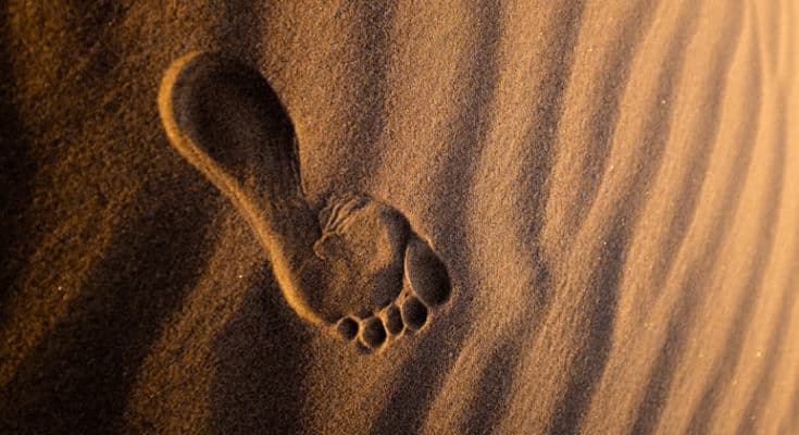 Footprint sand foto jeremy bishop. Unsplash