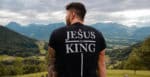 Frelseren 5 Ung mann ser ut over et vakkert landskap. På t-skjorten står skrevet: jesus is king.